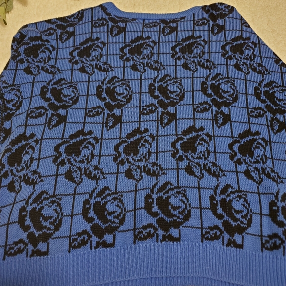 Vintage Black and Blue Floral Print Knit Sweater - Picture 4 of 7